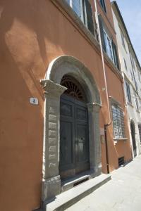 uma porta preta no lado de um edifício em Suite Viola Antica em Lucca