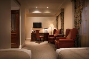 Uma TV ou centro de entretenimento em The Royal Horseguards Hotel, London