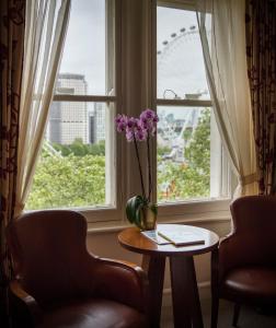 Uma área de estar em The Royal Horseguards Hotel, London