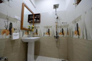 a bathroom with a sink and a mirror at Diva Villa Airport Transit Hotel in Katunayake