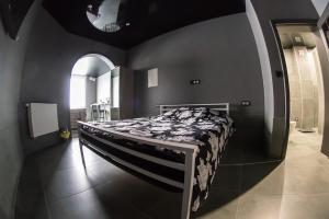 a bedroom with a bed in a room with an arch at Appartement Studio Tournai in Tournai