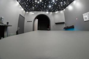 a room with a ceiling with stars on it at Appartement Studio Tournai in Tournai