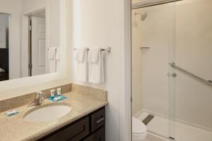 Koupelna v ubytování Hyatt House Dallas Addison + 24 fotografií