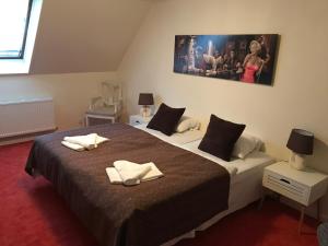 a bedroom with two beds with towels on them at Hotel Frøslev Kro in Padborg