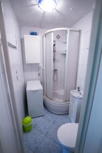 ルブリンにあるSkierki7のバスルーム(シャワー、トイレ、シンク付)
