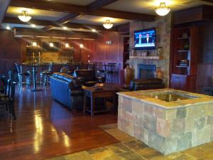 een bar met een bank en een tv in een kamer bij Extended Stay Americas Suites - Minot in Minot