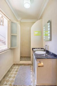 Kúpeľňa v ubytovaní Riad Privé De Luxe Au Coeur De La Kasbah Avec Hammam