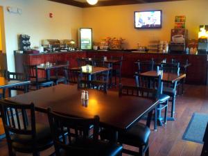 A restaurant or other place to eat at Extended Stay Americas Suites - Minot