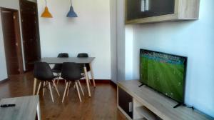 Televízia a/alebo spoločenská miestnosť v ubytovaní Apartamento Santa Faz