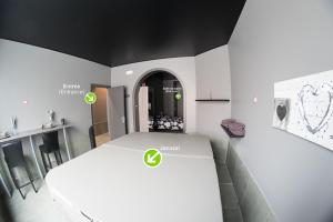 a room with a bed and a kitchen in it at Appartement Studio Tournai in Tournai