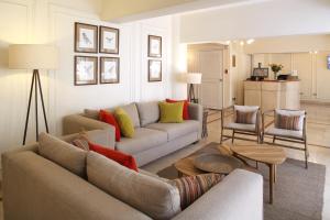 uma sala de estar com um sofá e uma mesa em MR Express (ex Hotel Neruda Express) em Santiago