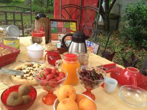 una mesa con frutas y otros alimentos. en B&B Apricot, en Policoro