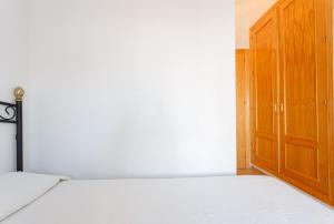 Posteľ alebo postele v izbe v ubytovaní Bonito apartamento en campo de golf con piscina