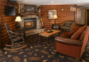 ein Wohnzimmer mit einem Sofa und einem Kamin in der Unterkunft Cedar Creek Hotel Wausau - Rothschild in Rothschild