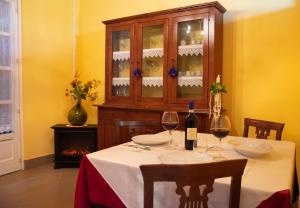 tavolo con bicchieri da vino e mobile di porcellana di Villa Goccia di Vino a La Morra Altre 27 foto