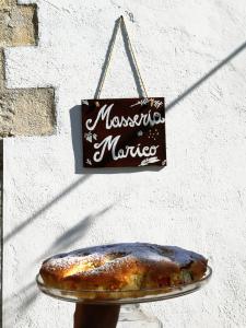 una señal para un mercado marroquí junto a un plato de comida en Masseria Marico, en Castellaneta