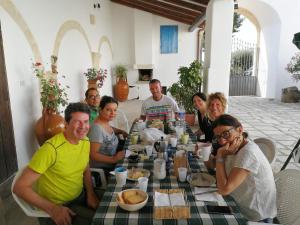 un grupo de personas sentadas alrededor de una mesa en Masseria Marico, en Castellaneta