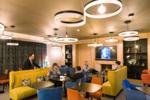 un groupe de personnes assises à table dans un restaurant dans l'établissement Best Western Plus Hotel Divona Cahors, à Cahors