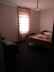 En eller flere senge i et værelse på Levan & Megi