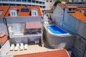 una vista aérea de un edificio con piscina en Paradis Apartments, en Dubrovnik