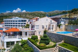 una casa con piscina y un edificio en Paradis Apartments, en Dubrovnik