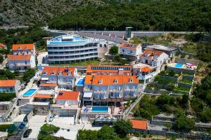 Bazén v ubytovaní Paradis Apartments alebo v jeho blízkosti
