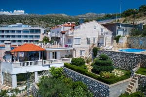 Bazén v ubytovaní Paradis Apartments alebo v jeho blízkosti
