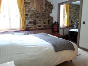 Postel nebo postele na pokoji v ubytování Le vieux moulin