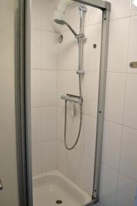 eine Dusche mit Duschkopf im Bad in der Unterkunft Beach House SEA-side in Egmond aan Zee