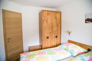 シュヴェンダウにあるApart Miriamのベッドルーム1室(ベッド1台付)、木製のドア
