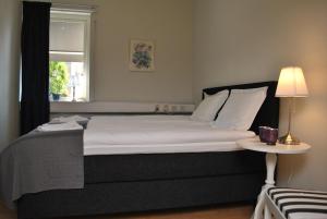 ein großes Bett in einem Zimmer mit Fenster in der Unterkunft Lenas Bed & Breakfast in Degerfors