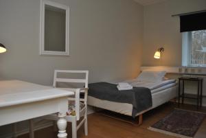a small bedroom with a bed and a window at Lenas Bed & Breakfast in Degerfors