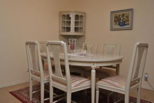 mesa de comedor con 4 sillas y mesa con cristal en Lenas Bed & Breakfast en Degerfors