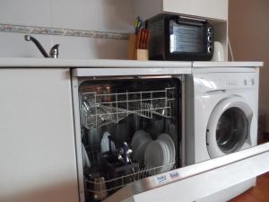 ベラにあるnaturist apartamentの食器洗い機(食器洗い機、電子レンジ付)