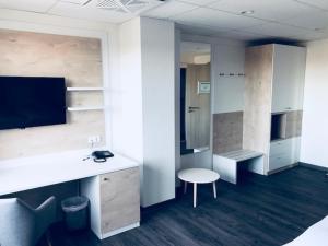 an office with a desk and a chair in a room at Hotel an der Burgschänke in Alpen