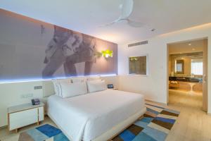 Una cama o camas en una habitación de Breathless Montego Bay Adults Only - All Inclusive