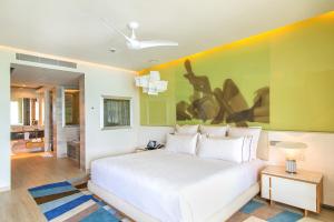 Una cama o camas en una habitación de Breathless Montego Bay Adults Only - All Inclusive