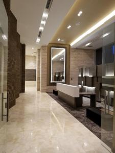 vestíbulo con lavabo y espejo en Estelar La Torre Suites en Medellín