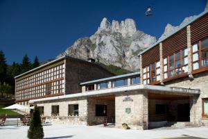 a building with a mountain in the background at Parador de Fuente Dé in Fuente Dé