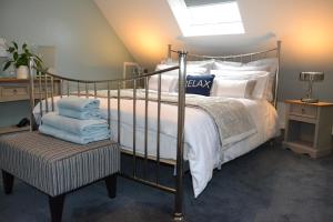 um quarto com uma cama grande e uma cadeira em Little Dene Apartment em Salisbury