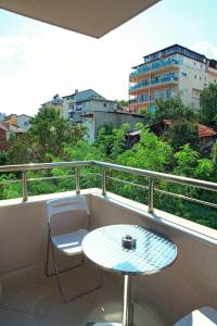 einen Tisch und zwei Stühle auf einem Balkon mit einem Tisch in der Unterkunft Studio Top City Center in Sandanski