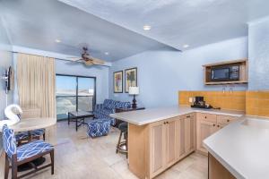 a kitchen with blue walls and a table and chairs at Peñasco del Sol Hotel in Puerto Peñasco