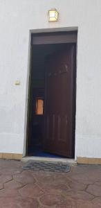 eine große braune Tür in einem weißen Gebäude in der Unterkunft Apartment Ilic in Zlatibor