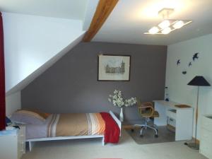 1 dormitorio con 1 cama y escritorio con silla en Be.Cosy, en Bruselas