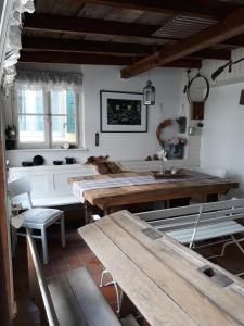ein Esszimmer mit einem Tisch und einer Bank in der Unterkunft Omas Schmuckkästle in Lauingen