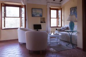 sala de estar con sofá, mesa y sillas en Podere Villa Rosa en Torrita di Siena