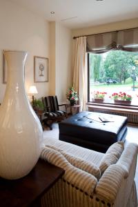 a living room with a couch and a large vase at Parador de Fuente Dé in Fuente Dé