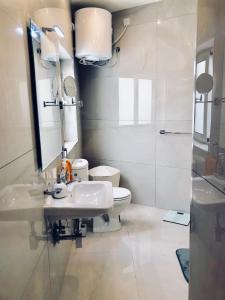 ein Badezimmer mit einem Waschbecken, einem WC und einem Spiegel in der Unterkunft Holiday townhouse in Sliema centre in Sliema