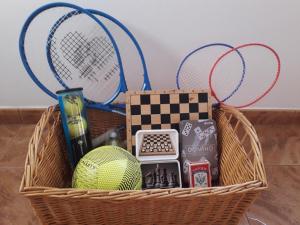 ノルデスチにあるLar de Santanaのテニスラケット等の入ったバスケット