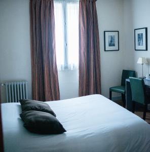 Кровать или кровати в номере Hôtel Carmin